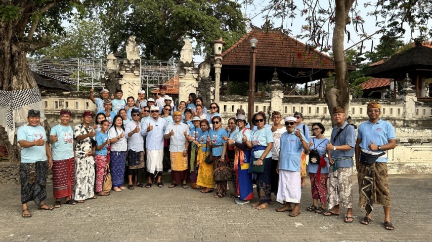 Ngurah Ambara - Adi Susanto Tunjukkan Solidaritas, Turun Bersih-bersih di Pura Sakenan