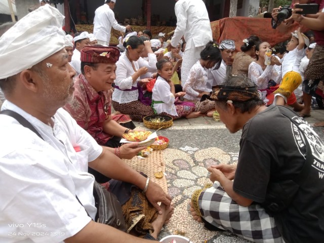 Bupati Gede Dana Ajak Masyarakat Karangasem untuk Mengakses Program Punia Piodalan dan Ngaben Massal