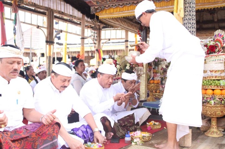 Pemkot Denpasar Ngaturang Bhakti Penganyar Di Pura Tuluk Biyu Batur Dan Pura Hulundanu Batur