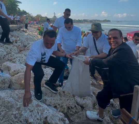 Wujudkan Bersih-bersih di Pantai Kuta, Aliansi Bali Angunggah Shanti Dorong Kesadaran Bersama