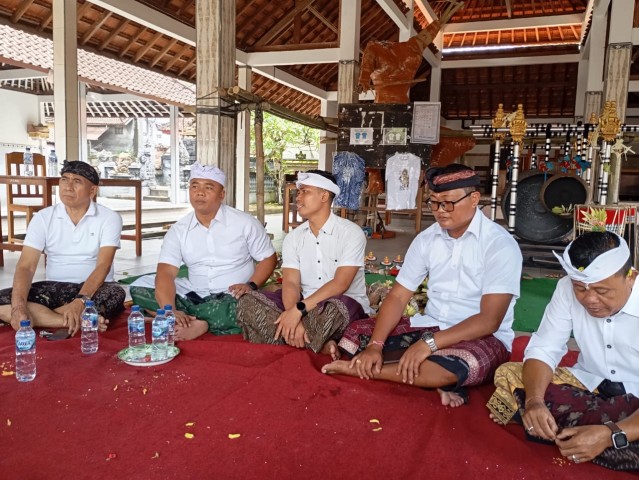 Ketut Juliarta dan Gung Sayang Fasilitasi Hibah Bantuan Baleganjur di Banjar Kebon, Gunaksa